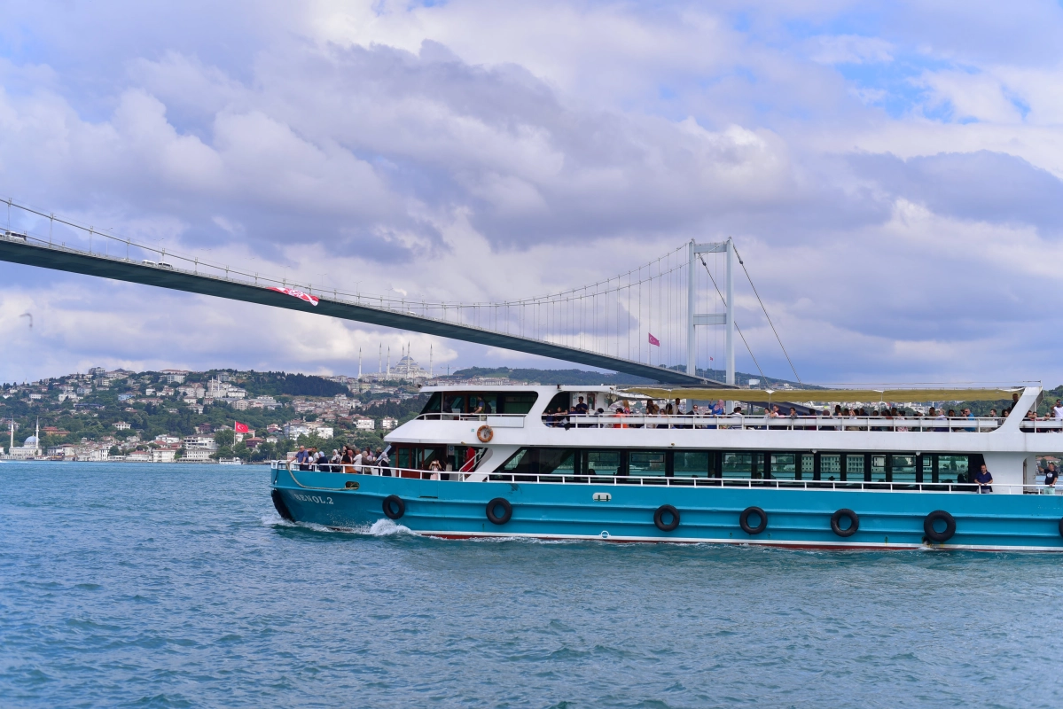 Istanbul Bosphorus Daily Cruises: Scenic Tours Between Two Continents
