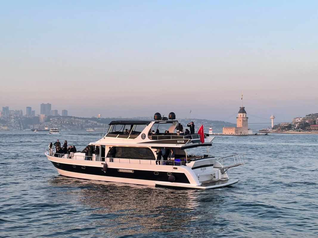Istanbul Bosphorus Sunset Cruise on Luxury Yacht photo 6