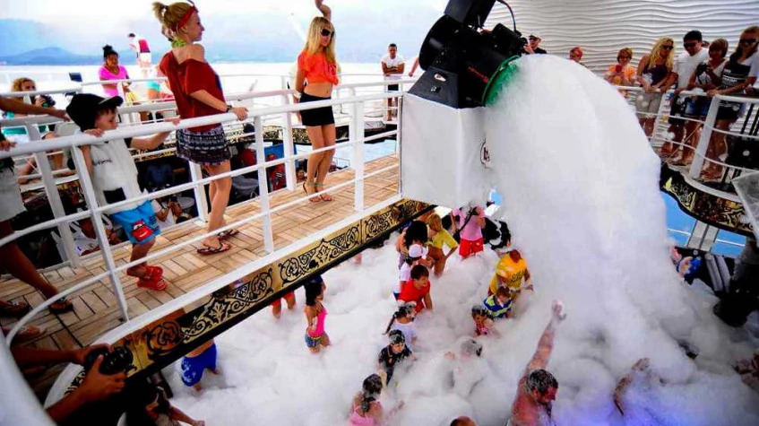 Daily Bodrum Foam Boat Party photo 10