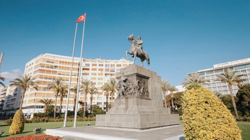 3 Days Izmir City Tour – Explore Ancient Smyrna, Kemeraltı Bazaar & Historical Asansör photo 4